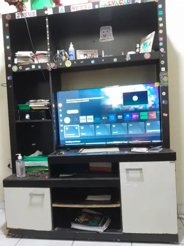 200 leva os dois, estante de sala e cama de solteiro