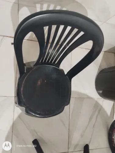 Vende se 4 cadeiras de plástico pretas semi nova em perfeito estado