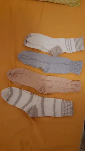 4 pares de meias feitas à mão