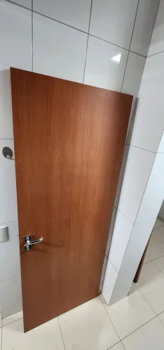 2 Portas MDF completa com maçaneta, dobradiças, caixilho e alisares, medindo 2,10 m X 80cm