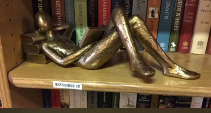 Escultura Decorativa Leitor Deitado No Livro Resina Ouro Velho