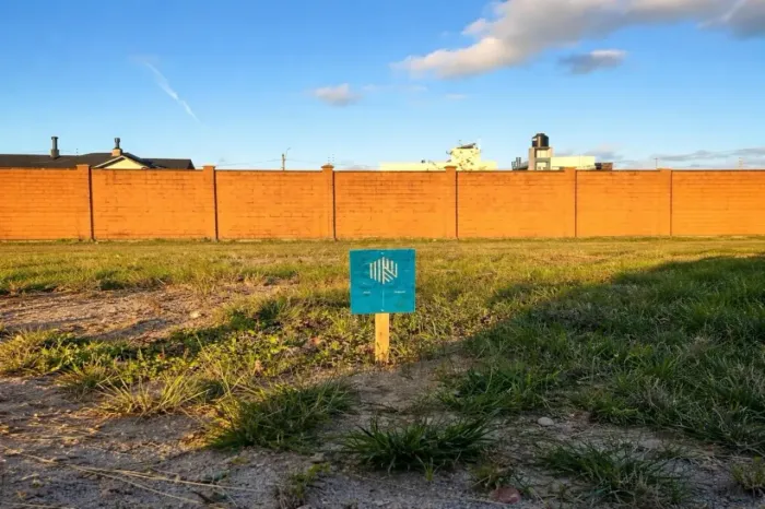 Lote à venda no Condomínio Riviera frente lago de 336m².