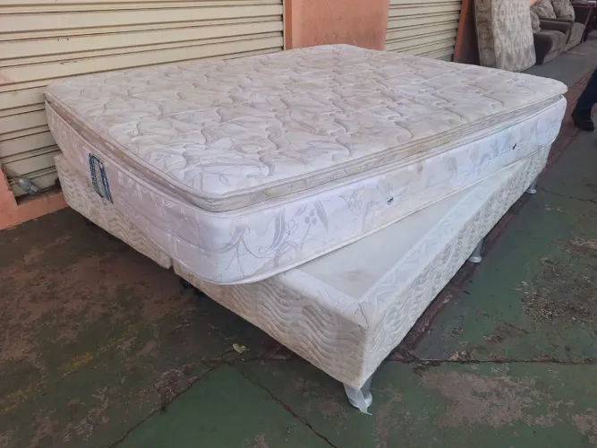 CAMA BOX CASAL TAMANHO QUEEN USADA BEM CONSERVADA NADA QUEBRADO PEZINHOS TUDO OK ENTREGO