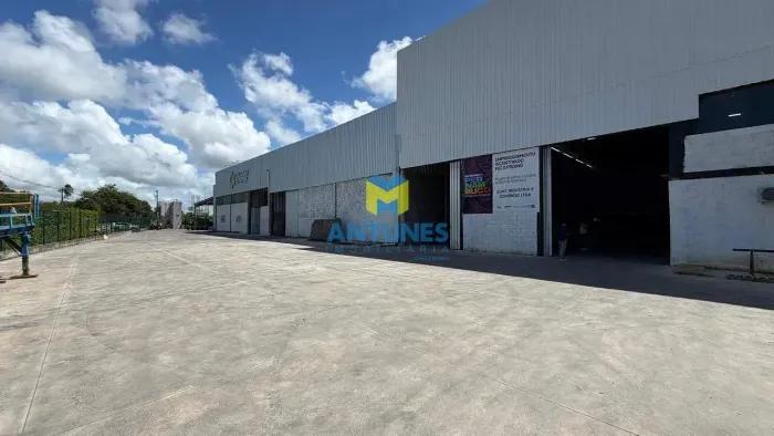 Alugue Galpão 1.070m² em Muribeca. Com plataforma móvel de carga e descarga.