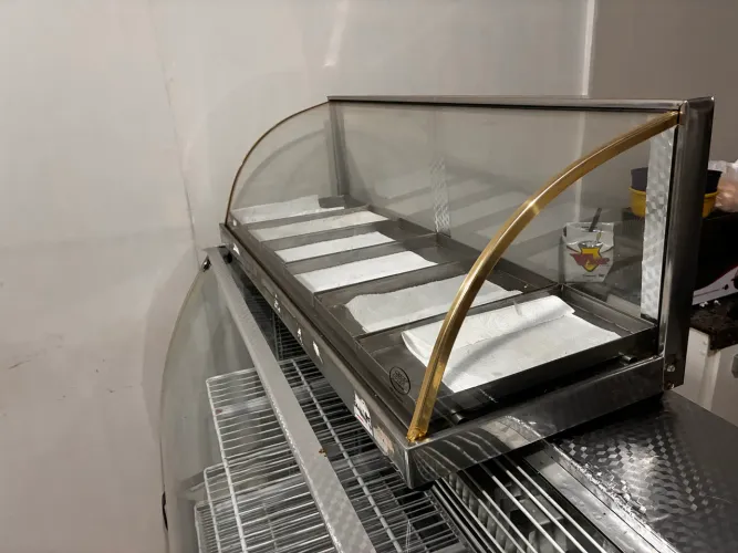 Balcão refrigerado e estufa de salgado