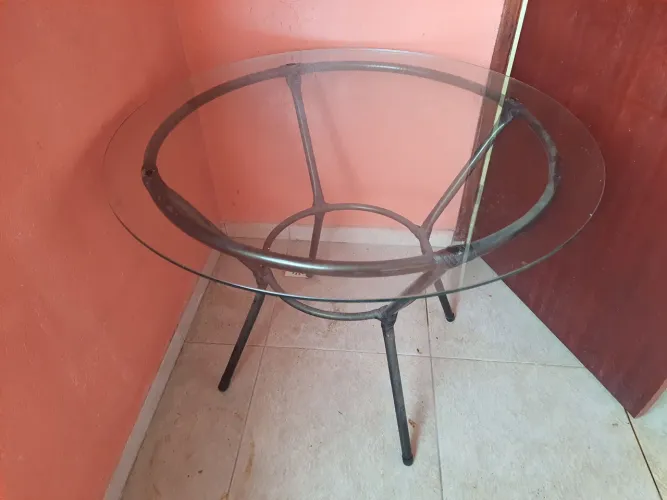 Mesa tampo de vidro de 1 metro de diâmetro com 4 cadeiras acolchoadas.