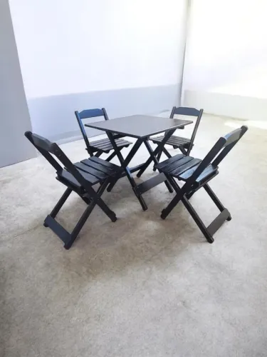 Conjunto de mesa em madeira maciça de ótimo acabamento