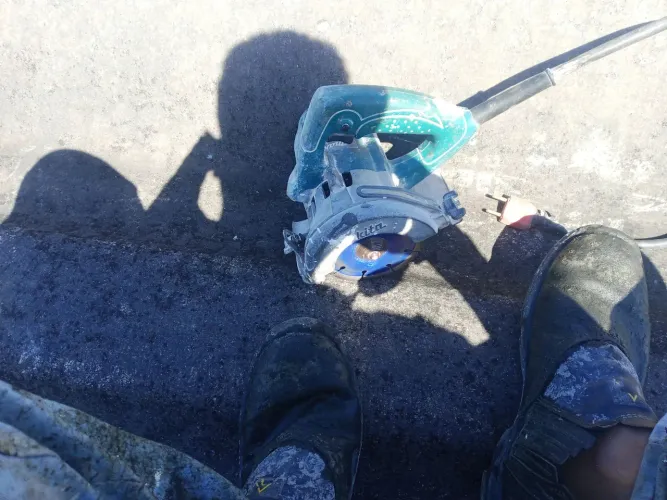Vendo máquina de cortar piso da marca Makita