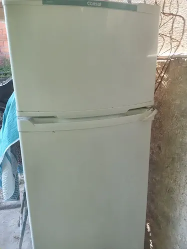 Vendo esta geladeira semi nova