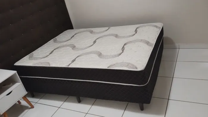 Cama casal em ótimo estado