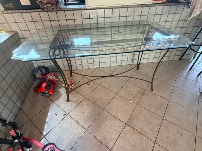 Mesa de Ferro com tampo de vidro Jateado.