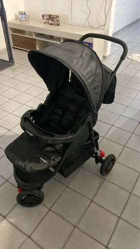 Carrinho de bebê com bebê conforto