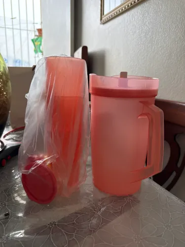 Jarra com tampa + copos Tupperware
