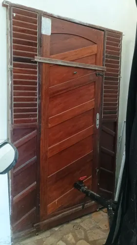 Porta de madeira com forra veneziana