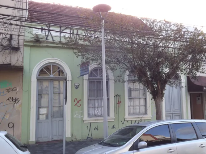 Casa com forte potencial comercial de frente para o Museu Alfredo Andersen