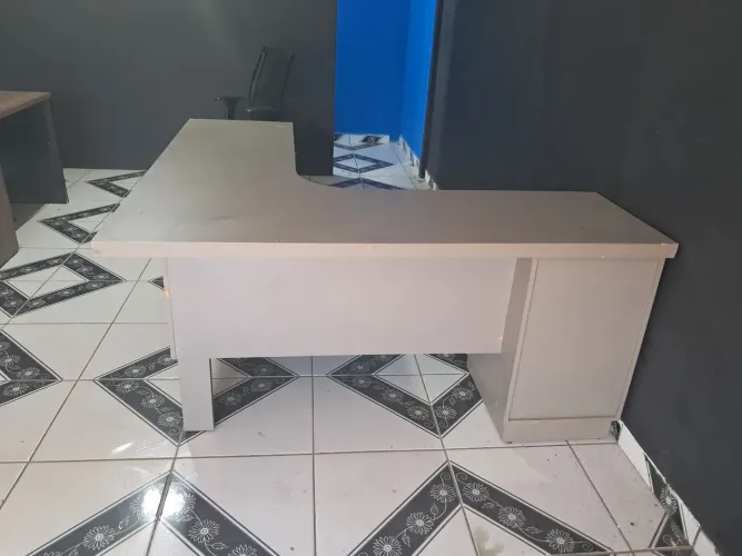 Mesa de Escritório em L com 8 Gavetas