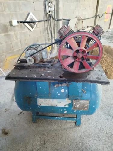 Vende-se Compressor de Ar PUMA Air Center, industrial, em pleno funcionamento.