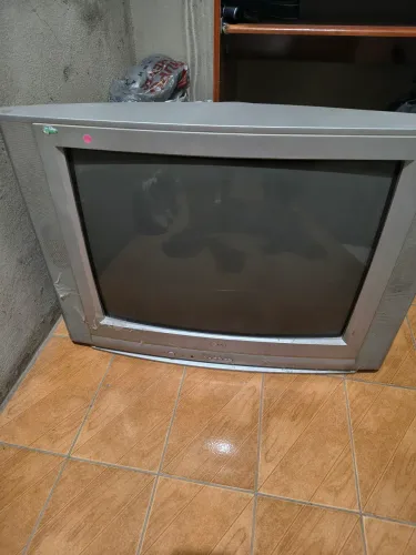 Tv 29 polegadas LG antiga funcionando perfeitamente retirada no Estácio Rj