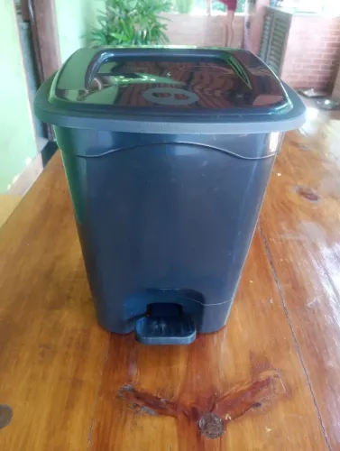 Lixeira de plástico 13 Litros nova com pedal
