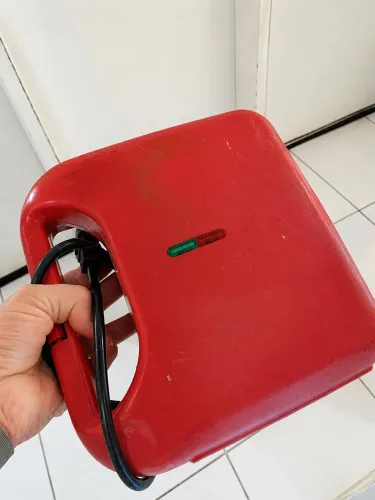 Sanduícheira funciona normal
