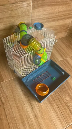 Gaiola de hamster, com todos os acessórios.