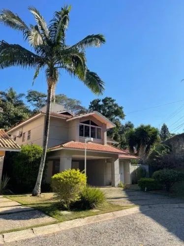 Casa com 3 quartos sendo 2 suítes à VENDA ou LOCAÇÃO na Granja Viana em Condomínio Fechado