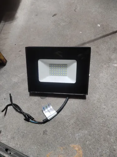 Pra hoje refletores uns 80 reais restam 3 