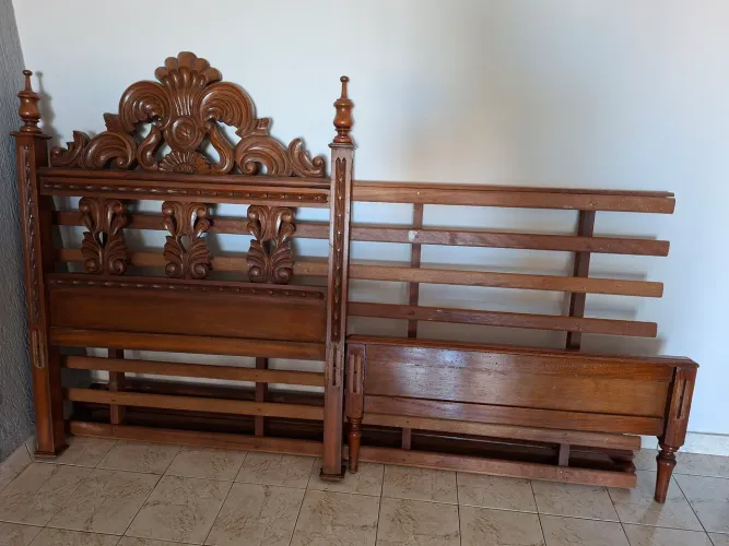 Cama solteiro em madeira