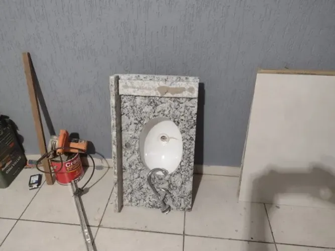 Pia de banheiro com torneira