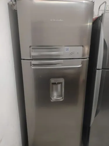 Geladeira Eletrolux multi-flow com Dispenser de água na porta