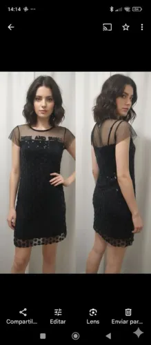 Vestido preto de lantejoulas com tule