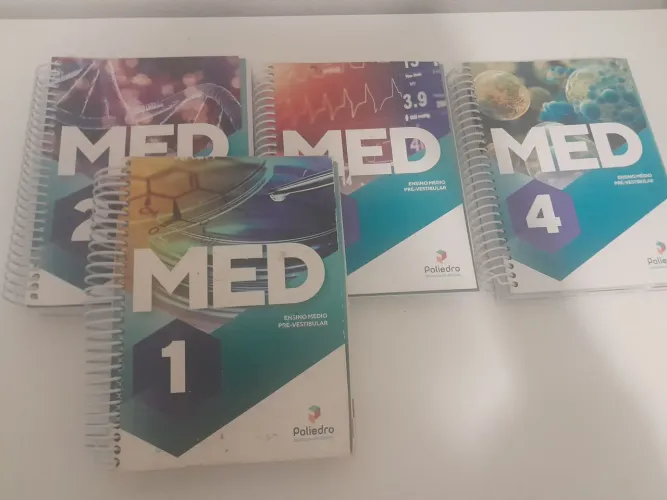 Vendo 4 apostilas da POLIEDRO, MED, ENSINO MÉDIO PRÉ- VESTIBULAR !