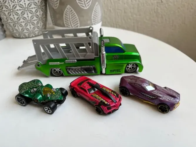 caminhão reboque com lançador e 3 hot wheels bugui urban agent