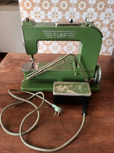 Linda máquina de costura antiga