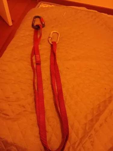 Fita tubular com os mosquetões de rosca