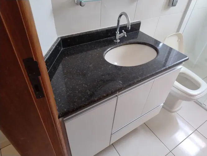 Gabinete de banheiro com pedra granito