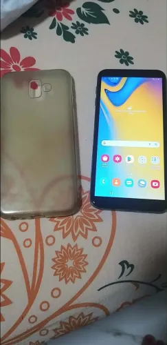 Celular j6