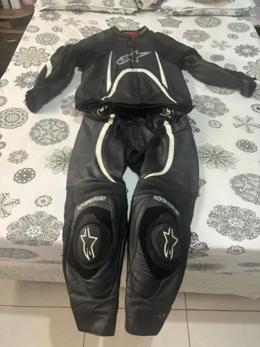 kIT 3 ITENS: CAPACETE LS2 ARROW CARBON EVO 58/ MACACAO ALPINESTARS DUAS PEÇAS/ JAQUETA TUT