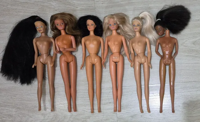 Lote com 6 bonecas vintage similares à Barbie