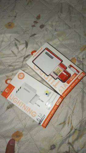 Carregadores de iPhone e tipo C.