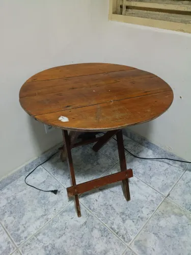 Mesa redonda de madeira