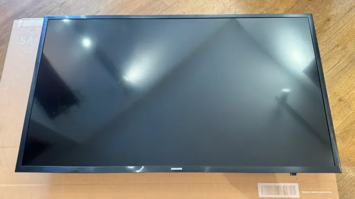 Smart TV Samsung 40 -Full HD - Tizen - Com Controle e Caixa Original