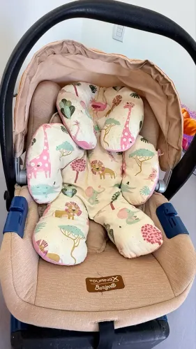Bebê conforto com base e redutor para viagens