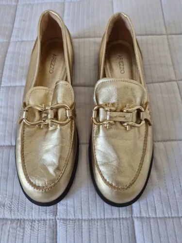 sapato mocassim da Arezzo dourado
