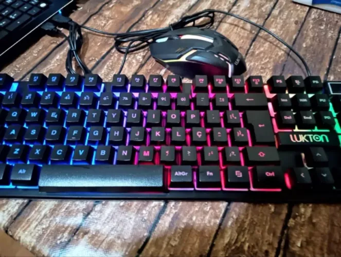 Vende-se teclado semi-mecânico em excelente estado.