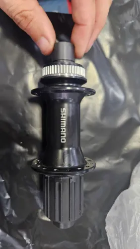 Cubo traseiro Shimano MT 400 Boost