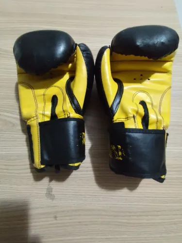 PAR DE LUVA DE BOXE PRETORIAN PRETA 14Oz + PAR DE BANDAGENS AZUL ESCURO TANOSHI 3METROS
