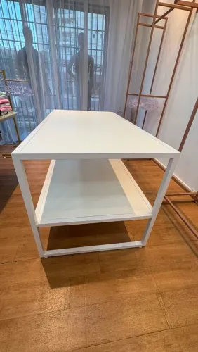 Mesa de apoio/atendimento para loja.