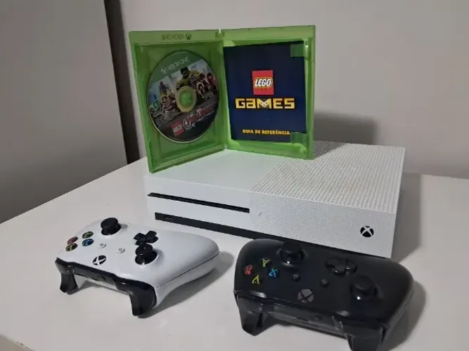 XBOX ONE S 1TB COM 2 CONTROLES EM PERFEITO ESTADO!!