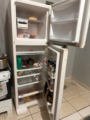 Vendo uma geladeira